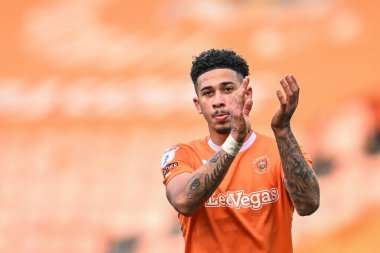 Blackpool 'dan Jordan Lawrence-Gabriel, 9 Mart 202' de Bloomfield Road, Blackpool 'da oynanan Blackpool-Portsmouth maçının sonunda taraftarları alkışlıyor.