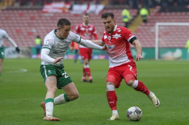 Barnsley 'den Nicky Cadden ve Lincoln City' den Jack Moylan 9 Mart 202 'de Oakwell, Barnsley' de oynanan Sky Bet Lig 1 karşılaşmasında top için savaştılar.