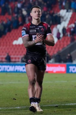 Salford Red Devils takımının Deon Cross 'u, 8 Mart 202' de St Helens - Salford Red Devils maçının ardından taraftarları selamlıyor.