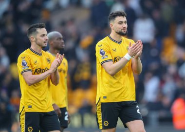 Wolverhampton Wanderers takımından Max Kilman, 9 Mart 202 'de Molineux, Wolverhampton' da oynanan Premier League maçında taraftarlarını alkışlıyor.