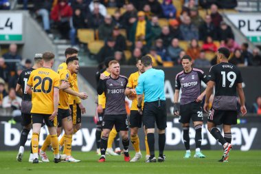 Fulham 'dan Harrison Reed, 9 Mart 202' de Wolverhampton Wanderers Fulham 'a karşı oynanan Premier League maçında hakem Tony Harrington ile konuştu.
