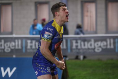 Warrington Wolves 'tan Josh Thewlis, Warrington Wolves' un Betfred Süper Lig 4. Raundu Hull KR-Warrington Wolves maçında kazandığı 20-22 'lik galibiyetle havayı yumrukluyor.