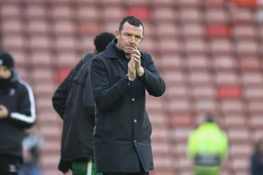 Neill Collins Barnsley baş antrenörü, 9 Mart 202 'de Oakwell, Barnsley, İngiltere' de oynanan Sky Bet 1 maçında 1-5 kaybettikten sonra ev sahiplerini alkışlıyor.