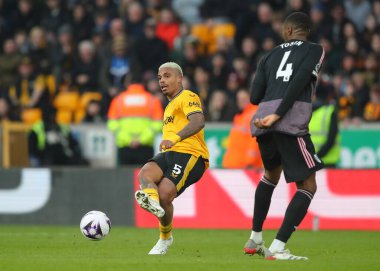 Wolverhampton Wanderers takımından Mario Lemina, Premier League maçında Wolverhampton Wanderers Fulham 'a karşı Molineux, Wolverhampton, Birleşik Krallık' ta 9 Mart 202 'de pas attı.