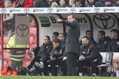 Neill Collins Barnsley 'in baş antrenörü takımına 9 Mart 202' de Oakwell, Barnsley 'de oynanan Sky Bet 1 maçında talimat verdi.