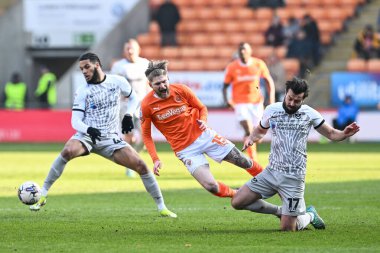 Blackpool 'dan Hayden Coulson, 9 Mart 202' de Bloomfield Road, Blackpool, İngiltere 'de oynanan Sky Bet 1 karşılaşmasında Portsmouth' dan Joe Rafferty 'ye faul yaptı.