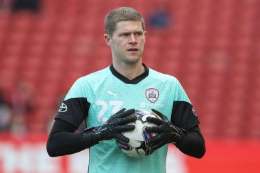Barnsley 'li Ben Killip, 9 Mart 202' de İngiltere 'nin Oakwell kentinde oynanan Sky Bet 1 maçı sırasında ısınma turunda