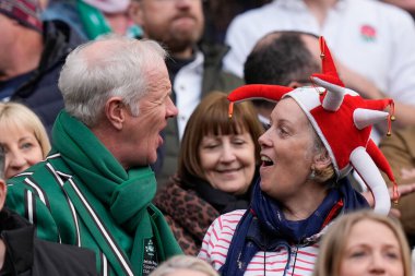 İrlanda ve İngiltere taraftarları ulusal marşı 2024 Guinness 6 Milletler İngiltere 'ye karşı Twickenham Stadyumu, Twickenham, Birleşik Krallık, 9 Mart 202