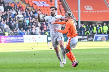 Blackpool 'dan Hayden Coulson ve Portsmouth Marlon Pack, 9 Mart 202' de Bloomfield Road, Blackpool, İngiltere 'de oynanan Blackpool-Portsmouth maçında top için mücadele etti.