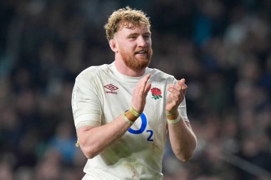 İngiltere 'den Ollie Chessum, İngiltere' nin Twickenham Stadyumu 'nda oynanan 2024 Guinness 6 Milletler maçı sonrasında taraftarları selamlıyor.