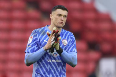 Barnsley 'den Liam Roberts, 9 Mart 202' de Oakwell, Barnsley 'de oynanan Sky Bet 1 karşılaşmasında ev sahibi taraftarları alkışlıyor.