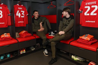 Barnsley 'den Josh Earl ve Barnsley' den Luca Connell, 9 Mart 202 'de Oakwell, Barnsley' de oynanan Sky Bet 1 maçı öncesinde soyunma odasında.