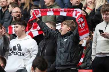 Taraftarlar eşarpları kaldırırken, takımlar 9 Mart 202 'de Oakwell, Barnsley, Barnsley' de oynanan Sky Bet 1 maçında eşarp kaldırıyor.