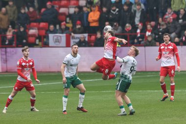 Barnsley 'li Herbie Kane, 9 Mart 202' de Oakwell, Barnsley 'de oynanan Sky Bet 1 maçında Lincoln City' li Joe Taylor 'a faul yaptı.