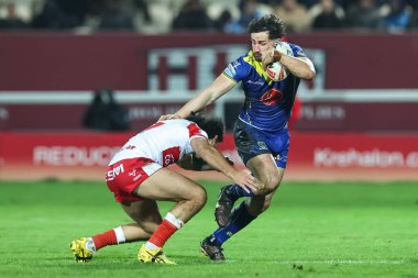 Warrington Wolves 'un Toby King' i Tyrone May of Hull KR tarafından oynanan Betfred Süper Lig 4. tur karşılaşmasında Hull KR, Warrington Wolves 'a karşı Sewell Group Craven Park, Kingston upon Hull, İngiltere, 7 Mart 202