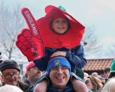 2024 Guinness 6 Milletler Kupası öncesinde genç bir İngiltere taraftarı İngiltere 'ye karşı Twickenham Stadyumu, Twickenham, İngiltere, 9 Mart 202