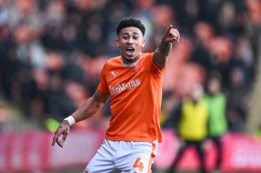 Blackpool 'dan Jordan Lawrence-Gabriel takımına 9 Mart 202' de Bloomfield Road, Blackpool 'da oynanan Blackpool-Portsmouth maçında talimat veriyor.