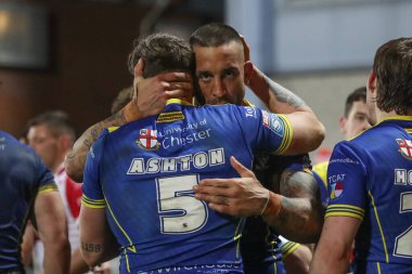 Warrington Wolves 'tan Paul Vaughan, 7 Mart' ta İngiltere 'nin Hull kentinde oynanan Betfred Süper Lig karşılaşması Hull KR-Warrington Wolves maçında maçı kazandıktan sonra Warrington Wolves takımından Matty Ashton' ı kucaklıyor. 