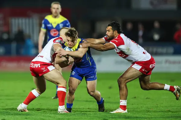 Leon Hayes Warrington Wolves Tacklas Mikey Lewis Hull Betfred Super — Stockfoto