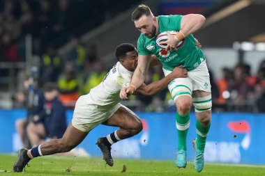 İrlandalı Jack Conan, İngiltere 'den Immanuel Feyi-Waboso' yu 2024 Guinness 6 Milletler maçı sırasında Twickenham Stadyumu 'nda İngiltere' ye karşı İrlanda maçında 9 Mart 202