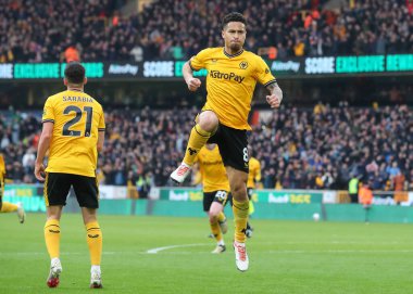 Wolverhampton Wanderers takımından Joo Gomes, Wolverhampton Wanderers 'ın Molineux, Wolverhampton, İngiltere' de oynanan Premier League maçında Wolverhampton Wanderers 'a karşı Fulham maçında Wolverhampton Wanderers' ı 2-0 yenmeyi amaçlayan Wolverhampton Wanderers takımından Nlson Semedo 'yu kutluyor.