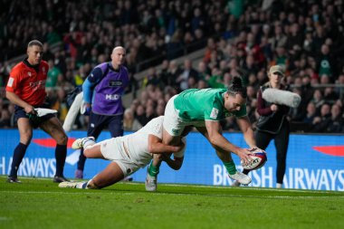 İrlandalı James Lowe, İngiltere 'nin Twickenham Stadyumu' nda oynanan 2024 Guinness 6 uluslar arası maçında ikinci kez gol atmak için dalıyor.