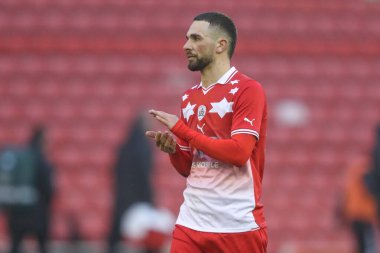 Barnsley 'den Adam Phillips, 9 Mart 202' de Oakwell, Barnsley 'de oynanan Sky Bet Lig 1 karşılaşmasında ev sahibi taraftarları alkışlıyor.