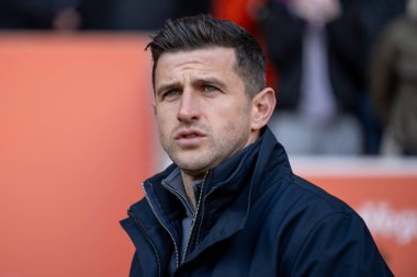 9 Mart 202 'de Bloomfield Road, Blackpool' da oynanan Blackpool-Portsmouth maçı sırasında Portsmouth 'un Callum Lang Menajeri