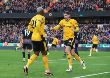 Wolverhampton Wanderers 'dan Santiago Bueno ve Wolverhampton Wanderers' dan Toti Gomes, Wolverhampton Wanderers 'dan Rayan At-Nouri' yi Premier League maçında Wolverhampton Wanderer 'a karşı oynanan maçta 1-0 kazanma golünü kutluyorlar.