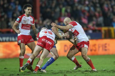 Hull KR 'dan Sam Luckley, Warrington Wolves' tan James Harrison 'ı 4. Betfred Süper Lig karşılaşmasında yendi. Hull KR, Warrington Wolves' a karşı Sewell Group Craven Park, Kingston upon Hull, Birleşik Krallık, 7 Mart 202