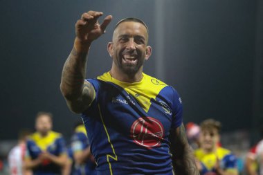 Warrington Wolves takımından Paul Vaughan, 7 Mart 202 'de İngiltere' nin Hull kentinde oynanan 4. Betfred Süper Lig karşılaşmasında taraftarlarına el sallıyor.