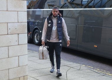 Fulham 'dan Alex Iwobi, 9 Mart 202 tarihinde İngiltere' nin Molineux kentinde oynanan Premier League maçında Wolverhampton Wanderers 'a karşı Fulham maçında maçtan önce geldi.