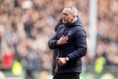 Blackpool 'un Neil Critchley menajeri, 9 Mart 202' de Bloomfield Road, Blackpool 'da oynanan Blackpool-Portsmouth maçında taraftarları tam zamanlı olarak alkışlıyor.