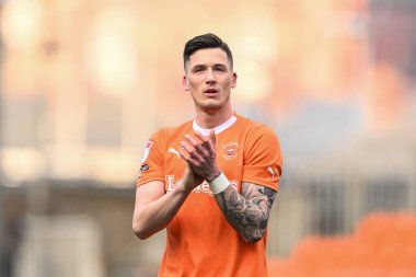 Blackpool 'dan Oliver Casey, 9 Mart 202' de Bloomfield Road, Blackpool 'da oynanan Blackpool-Portsmouth maçının sonunda taraftarları alkışlıyor.