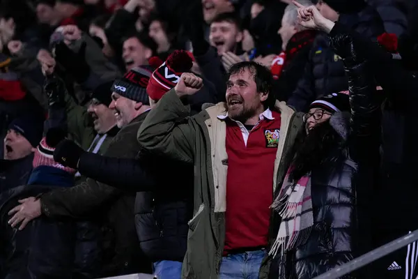 Los Fans Salford Red Devils Celebran Último Intento Durante Partido —  Fotos de Stock