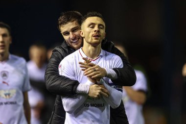 Barnsley 'den John Mcatee, 12 Mart 202' de İngiltere 'nin Carlisle Park kentinde oynanan Sky Bet 1 karşılaşmasında Barnsley' den Jordan Williams 'ı kucaklıyor.