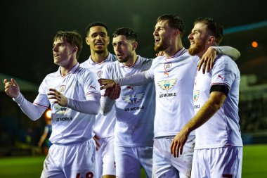 Barnsley 'den John Mcatee, 12 Mart 202' de İngiltere 'nin Carlisle Park kentinde oynanan Sky Bet Lig 1 karşılaşmasında golünü 1-2 atmasını kutluyor.