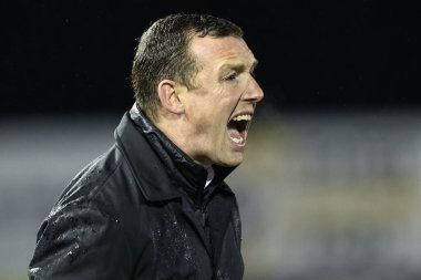 Neill Collins Barnsley 'in baş antrenörü takımına 12 Mart 202' de Brunton Park, Carlisle, İngiltere 'de oynanan Sky Bet 1 karşılaşmasında Carlisle United ve Barnsley maçında talimat verdi.