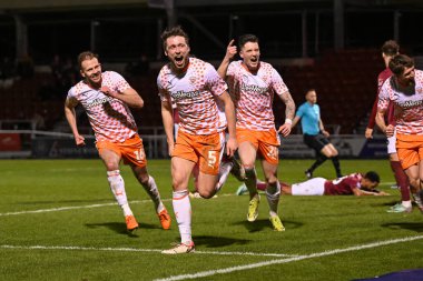 Blackpool 'dan Matthew Pennington, 12 Mart 202' de İngiltere, Northampton 'daki Sixfields Stadyumu' nda oynanan Sky Bet 1 maçında 0-1 'lik galibiyetini kutluyor.
