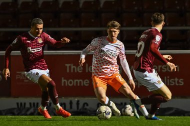 Blackpool 'dan George Byers, 12 Mart 202' de İngiltere 'nin Sixfields Stadyumu' nda oynanan Northampton Town-Blackpool maçında topla bir çıkış yaptı.