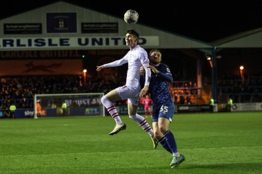 Barnsley 'li Conor Grant, 12 Mart 202' de İngiltere 'nin başkenti Carlisle Park' ta oynanan Sky Bet 1 karşılaşmasında yüksek topu kazanmak için sıçradı.
