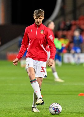 Wrexham 'dan Max Cleworth maçtan önce ısınıyor, Wrexham - Harrogate Town maçı sırasında SToK Cae Ras, Wrexham, İngiltere, 12 Mart 202