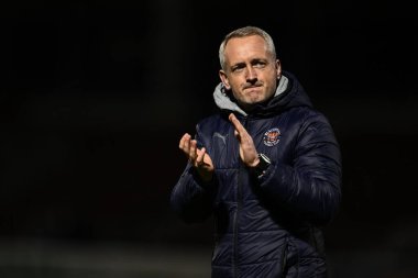 Blackpool 'un Neil Critchley teknik direktörü, 12 Mart 202 tarihinde İngiltere' nin Sixfields Stadyumu 'nda oynanan Sky Bet 1 maçı sonunda taraftarları alkışlıyor.