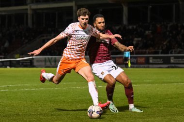 Blackpool 'dan Jake Beesley ve Northampton Town' dan Liam Moore, 12 Mart 202 'de Northampton Town, Northampton, İngiltere' deki Sixfields Stadyumu 'nda oynanan 1.