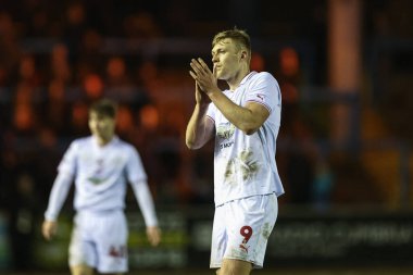 Barnsley 'den Sam Cosgrove, 12 Mart 2024' te İngiltere 'nin Carlisle kentinde oynanan Sky Bet 1 karşılaşmasında Carlisle United' ın Barnsley 'e karşı oynadığı maçta yer alan gezgin taraftarları alkışlıyor.