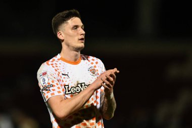 Blackpool 'dan Oliver Casey, 12 Mart 202' de İngiltere 'nin Sixfields Stadyumu' nda oynanan Northampton Town-Blackpool maçının sonunda taraftarları alkışlıyor.