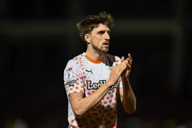 Blackpool 'dan Jake Beesley, 12 Mart 202 tarihinde İngiltere' nin Sixfields Stadyumu 'nda oynanan Northampton Town-Blackpool maçının sonunda taraftarları alkışlıyor.