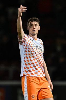Blackpool 'dan Matty Virtue takımına, 12 Mart 202' de İngiltere 'nin Sixfields Stadyumu' nda oynanan Northampton Town-Blackpool maçında talimat veriyor.