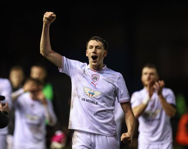 Barnsley 'li Mal de Gevigney, 12 Mart 2024' te İngiltere, Carlisle, Brunton Park 'ta oynanan Sky Bet 1 karşılaşmasında seyircilerle kazandığı galibiyeti kutlarken havayı yumrukluyor.