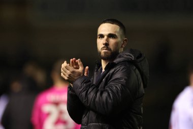 Barnsley 'den Adam Phillips, İngiltere' nin Carlisle kentinde 12 Mart 202 'de oynanan Sky Bet 1 karşılaşmasında Carlisle United ve Barnsley' i alkışlıyor.